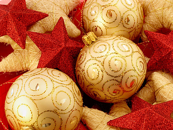 Golden decorations, golden, holidays, graphy, cute, balls, stars, gold, garland, star, ball, christmas, red, decorations, candles, lovely, new year HD wallpaper