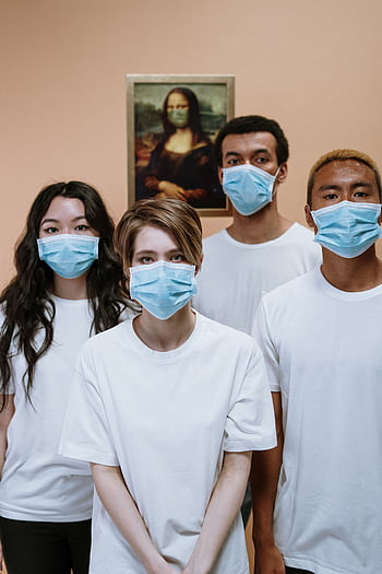 Group of healthcare professionals wearing masks in front of Mona Lisa painting for COVID-19 awareness. HD phone wallpaper