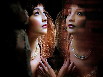 MIRRORED BEAUTY, mirror, reflection, perls, face, veil, woman, beauty HD wallpaper