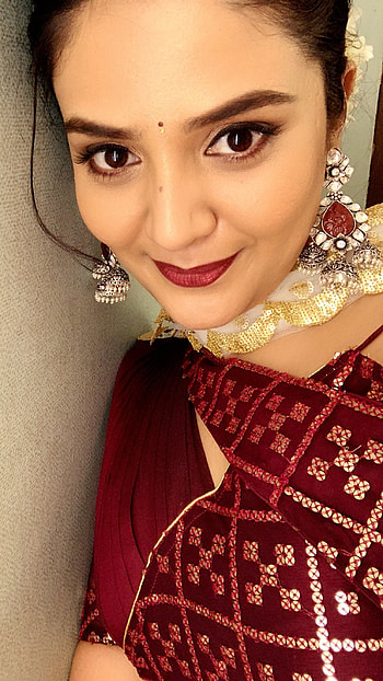 Sreemukhi, anchor, saree lover HD phone wallpaper