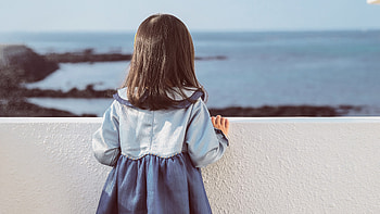 Liitle Girl Holding On White Concrete Fence, little-girl, graphy HD wallpaper