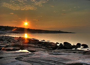 Summer sunset, glowing, glow, peaceful, gold, vacation, beauty, background, shore, reflection, seascape, amazing, water, sun, ocean, sunset, golden, tranquility, r, sesons, beautiful, rocks, summer, view, clouds, nature, sky HD wallpaper