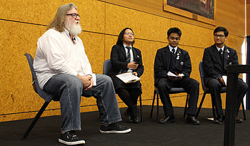 Gabe Newell (Gaming), Steam console plans, New Zealand high schoolers HD wallpaper