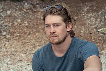 Joe Alwyn, Conversations with Friends, Viewer reactions, Rising star HD wallpaper