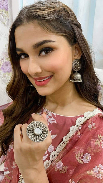 Saiee Manjrekar, Actress, Saiee Manjrekar Bollywood HD phone wallpaper