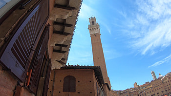 Balcony dining in Siena, Piazza del Campo view, Tuscan lunch, European village HD wallpaper
