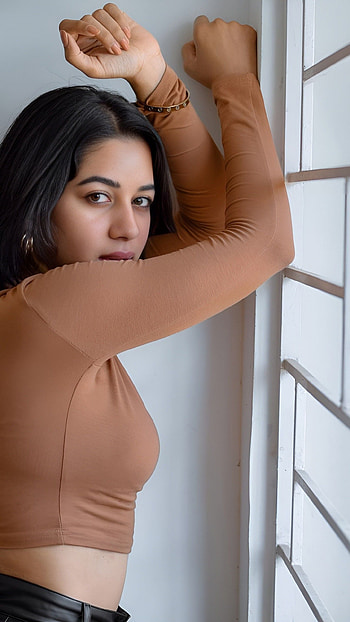 Mrunalini Ravi, tamil actress HD phone wallpaper