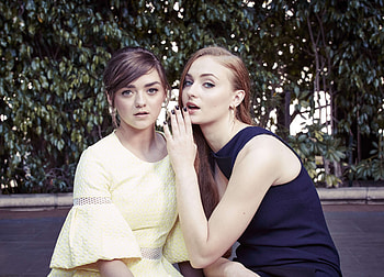 Sophie Turner And Maisie Williams, sophie-turner, maisie-williams, celebrities, girls HD wallpaper