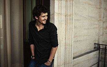 Orlando Bloom, Balcony , Male celebrity, Striking visuals HD wallpaper