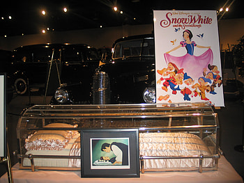 Snow White's Glass Casket, glass, funeral, snow white, casket HD wallpaper