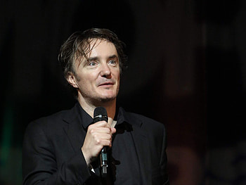Dylan Moran, Dr. Cosmos tour, Comedy performance, Australian show HD wallpaper