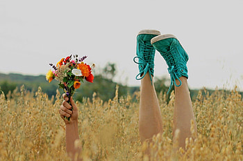 Happy!, field, feet, happy, flowers, hidding, hand HD wallpaper