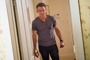 Home invasion thriller, Dennis Quaid's performance, Suspenseful plot, Movie review HD wallpaper