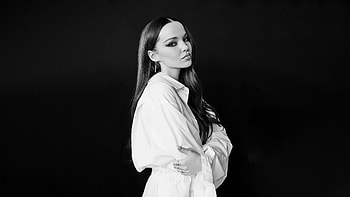 Dove Cameron And Keegan Michael Key Winter Television hoot, dove-cameron, celebrities, girls, hoot, monochrome, black-and-white HD wallpaper
