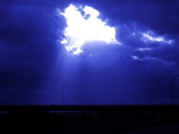 Ray of Sun , blue, sunshine, light, clouds, bridge, sky, sun, ray HD wallpaper