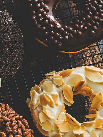Fresh donuts , Retina iPad , High-definition background, Tempting treat HD phone wallpaper