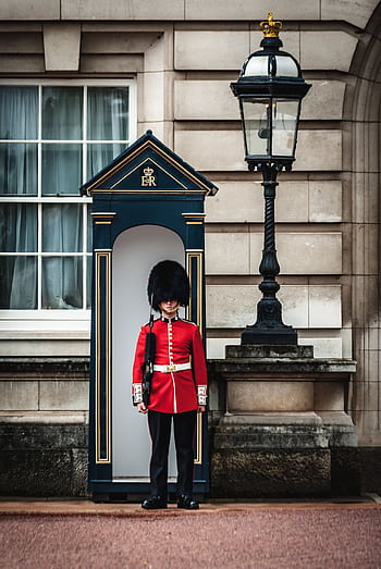 A traditional Queen's Guard standing at Buckingham Palace in London, England. HD phone wallpaper