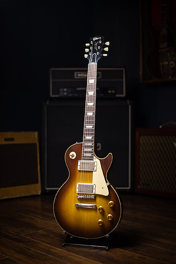 Black and gold Les Paul , Posted by John Cunningham HD phone wallpaper