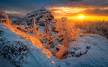 Winter sunrise, beautiful, ice, sunset, sunrise, mountain, winter, frost, cold, rocks, snow, clouds, sky HD wallpaper