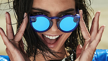 Smiling Kendall Jenner Girl Model Is Holding Eyeglasses Girls HD wallpaper