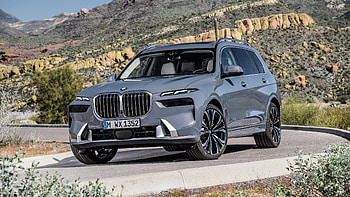 BMW X7 Xdrive40i 2022 2 Cars HD wallpaper