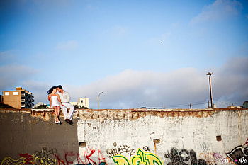 love, blue, white, street light, kissing, gray, graffiti, happy, wall, sky HD wallpaper