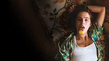 Zoey Deutch Flower HD wallpaper