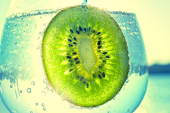 Fresh!, kiwi, glass, bubbles, water, macro HD wallpaper