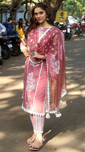 Saiee Manjrekar, Heroine, Saiee Manjrekar Bollywood HD phone wallpaper
