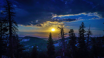 Bad Moon Rising at Walling Lake. Kaiser Ridge Wilderness, Sierra Nevada, California, sky, snow, landscape, clouds, trees, usa HD wallpaper