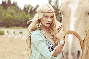 Beauties, animal, horse, blonde, necklace, wonderful, beauty, forever friends, warm, friends, charming girl, beautiful lady, eyes, tender, my best friend, face, nature, friendship, lovely, hair HD wallpaper