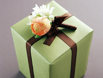 A gift, others, buds, box, flowers, gift, green box, nice HD wallpaper