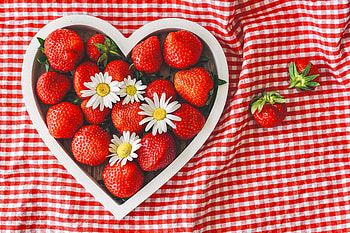 Strawberries bowl, heart shape, fruits HD wallpaper
