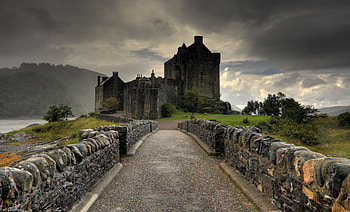 Scottish highlands, Misty mountains, Reflection on lake, Ruined castle HD wallpaper
