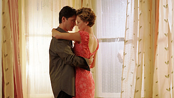 Sweet November (2001), Emotional love story, Tender moments, Life-changing romance HD wallpaper