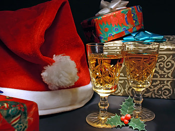 cheers to santa, ribbon, red, hollyberry, glasses, bows, giftbox, hat HD wallpaper