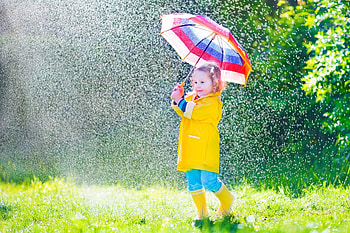 Little girl and an umbrella, blue, umbrella, colorful, rain, girl, copil, little, pink, yellow, child HD wallpaper