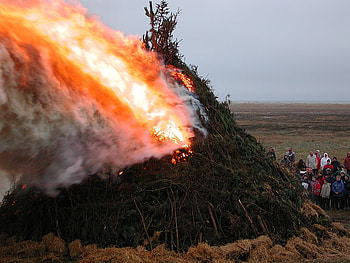 Easter Fire in Sankt Peter Ording, happy eastern, schleswig holstein, happy easter, nordfriesland, traditional, holly day, easter fire, holiday, eastern, st peter ording, germany, easter, tradition, fire HD wallpaper
