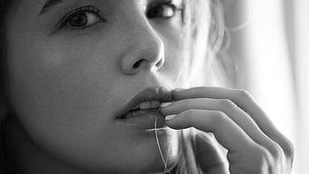 Zoey Deutch Monochrome, zoey-deutch, celebrities, girls, monochrome, black-and-white HD wallpaper