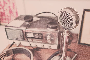 A classic vintage micro and radio set with heads displayed on a wooden table. HD wallpaper