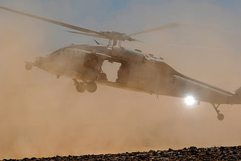 Black Hawk Landing, military, dust, black, hawk, dust off, heli, chopper HD wallpaper