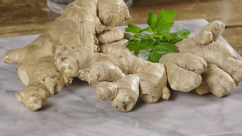 Ginger's health benefits, Informative CNN video, Expert analysis, Vital nutrients HD wallpaper