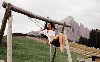 Ranch Swing, cowgirls, ranch, swing, brunettes HD wallpaper