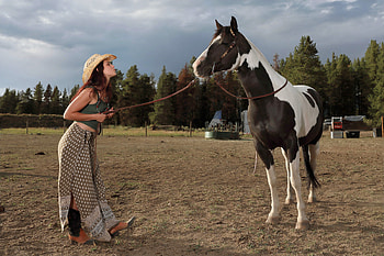 Elena Generi trying to get a Kiss, outdoors, horse, cowgirl, brunette, hat HD wallpaper