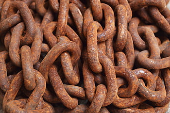 Detailed close-up of rusty metal chains, showcasing texture and pattern. HD wallpaper