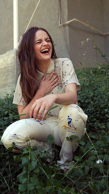 Joey King, hollywood actress, laughing, night suit HD phone wallpaper