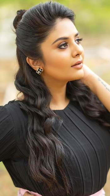 Sreemukhi, anchor, actress HD phone wallpaper