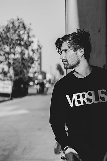 Stylish black and white portrait of a male model in urban Los Angeles setting. HD phone wallpaper