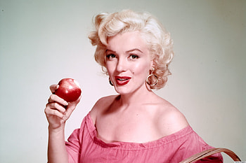 Marilyn Monroe, blonde, girl, actress, hand, pink, red, fruit, apple HD wallpaper