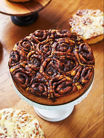 Cinnabon, Career transition, Caramel cinnamon rolls, New business venture HD phone wallpaper